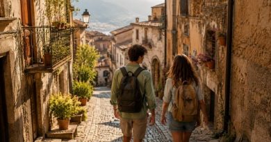 Viaggiatori in un centro storico durante un weekend culturale in Calabria